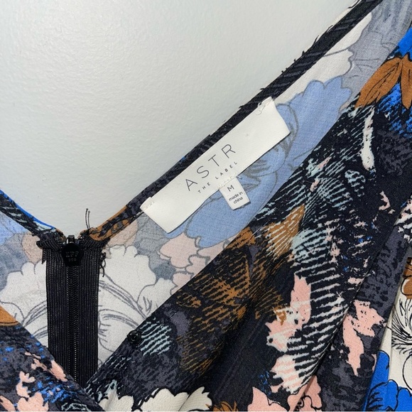 ASTR The Label Dress Women's Size Medium Blue Pink Tan Floral Surplice Midi Wrap - Picture 11 of 13